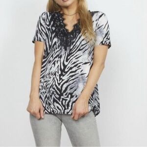 Women’s 🦓 Zebra Print w Black gray white & black lace V neck pull over Top EUC